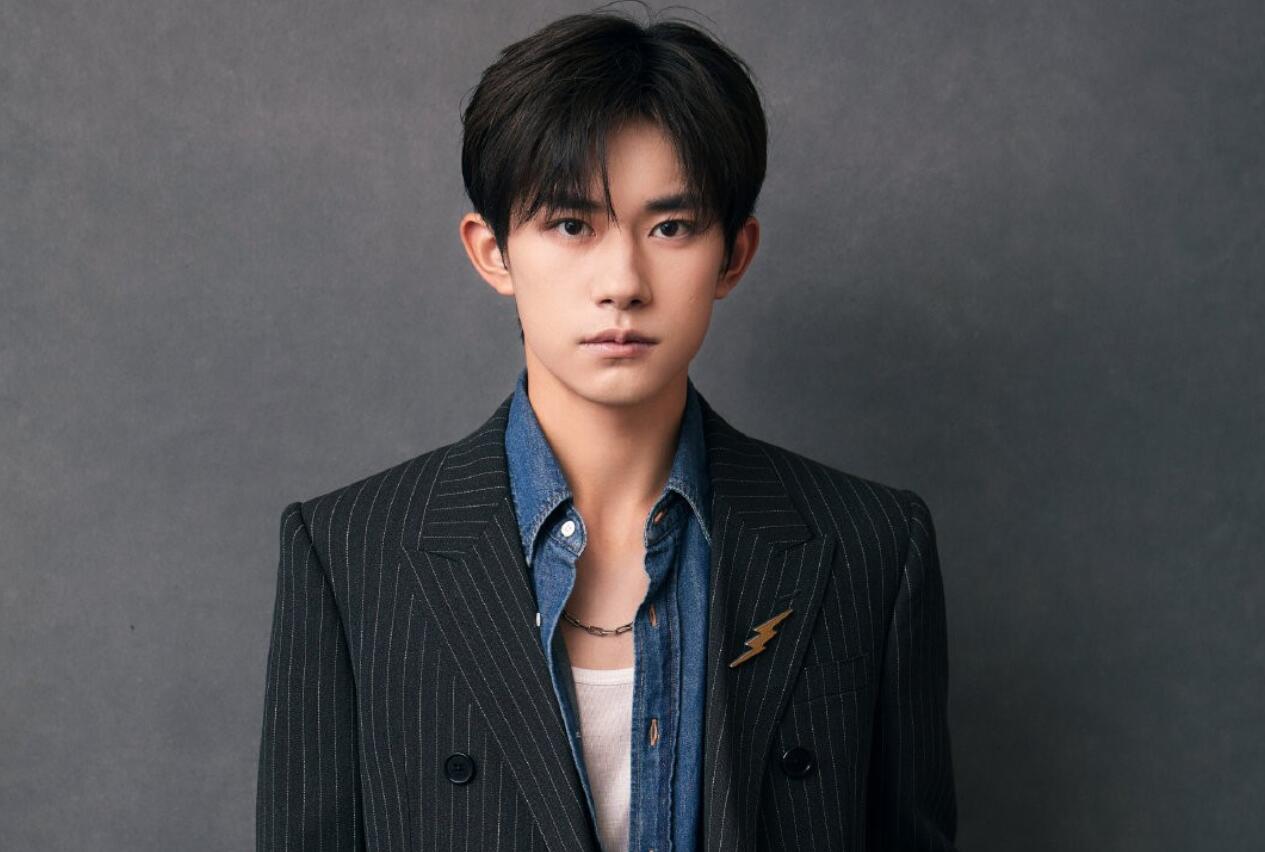 金明洙最新阳光帅气图片，魅力四溢的时尚风采！