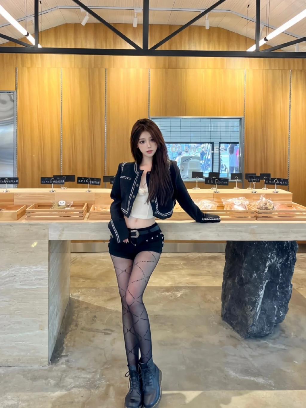 2024最新制服丝袜穿搭指南，时尚与专业的完美结合