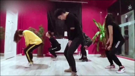 科技与舞蹈的完美融合，最新机械舞震撼来袭！