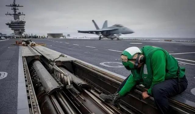 中国最新型航母高清图片曝光，揭秘003航母的神秘面纱