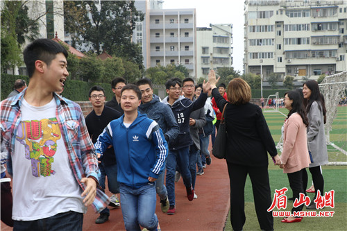 眉山一中最新动态,日常趣事与情感纽带的交织