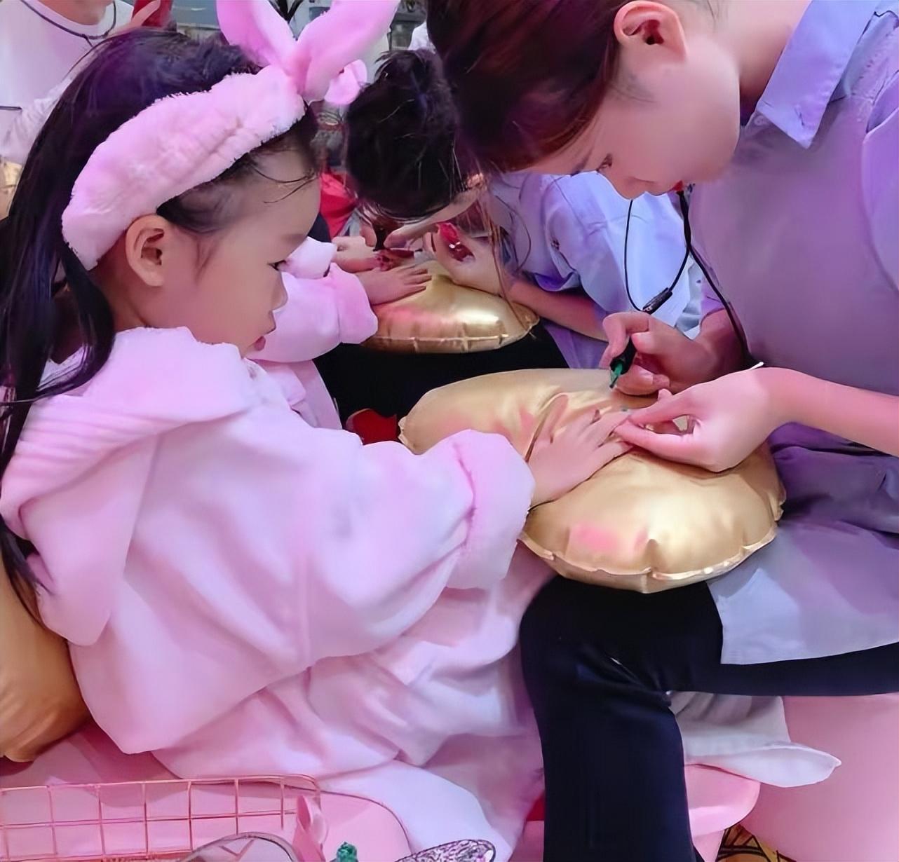 最新时尚美甲，爱的色彩与日常陪伴的时尚魅力