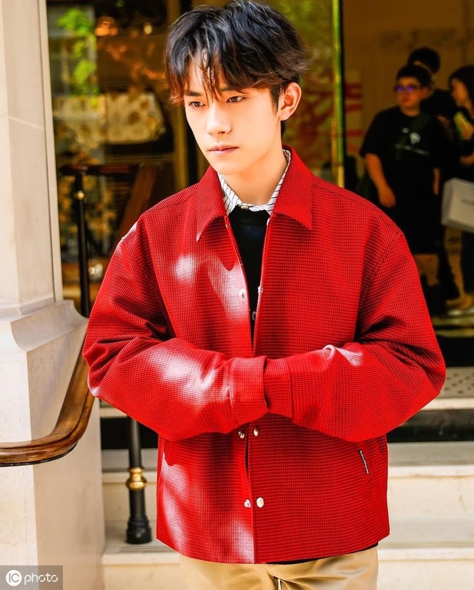 易烊千玺微博新照揭秘，城市角落的温馨日常