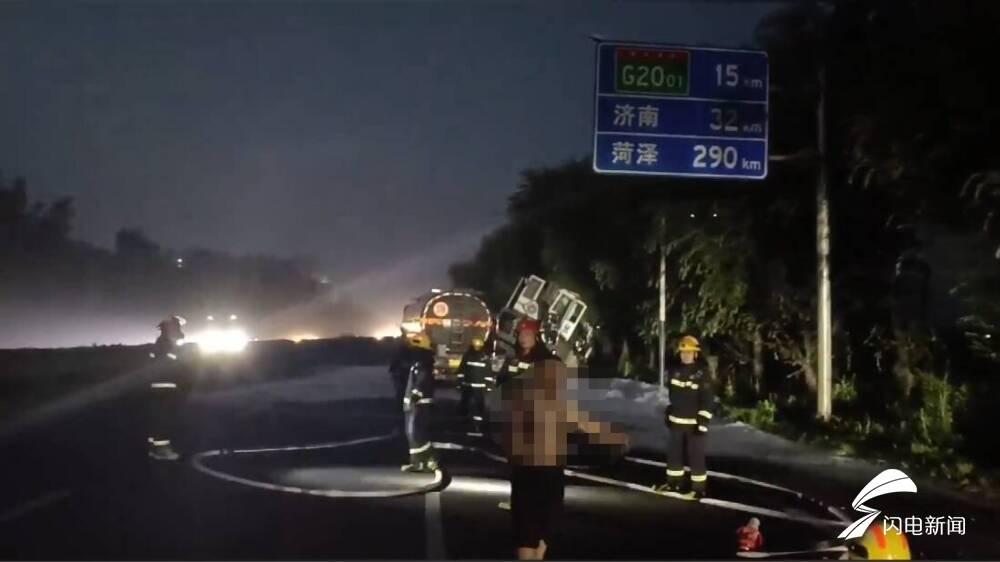 油罐车发生最新追尾事故报道