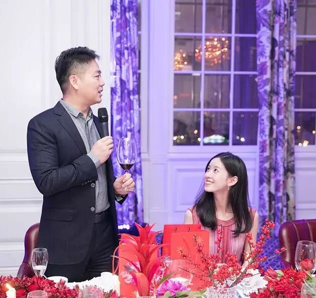 章泽天与刘强东，爱情与事业双丰收的最新幸福瞬间图片及动态盘点