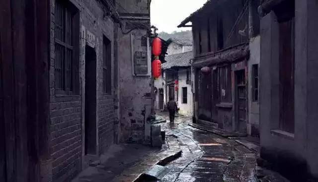 明里岫最新，小巷中的美食秘密