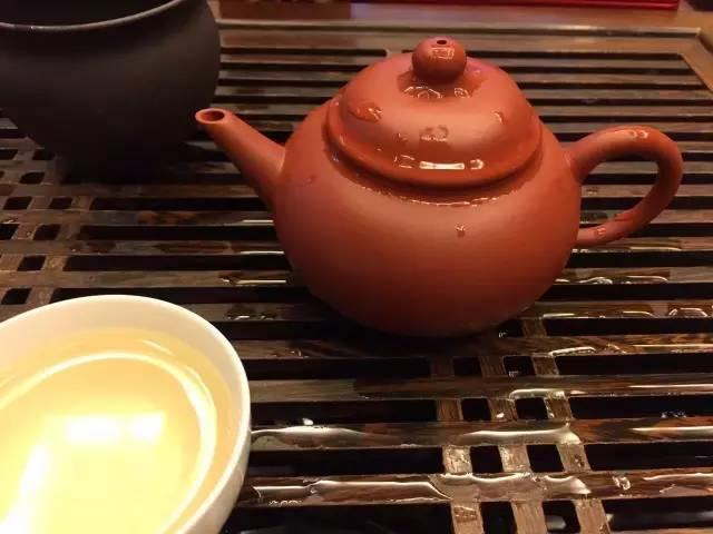 最新男生长发发型，与自然美景共舞，心灵之旅寻找内心平和
